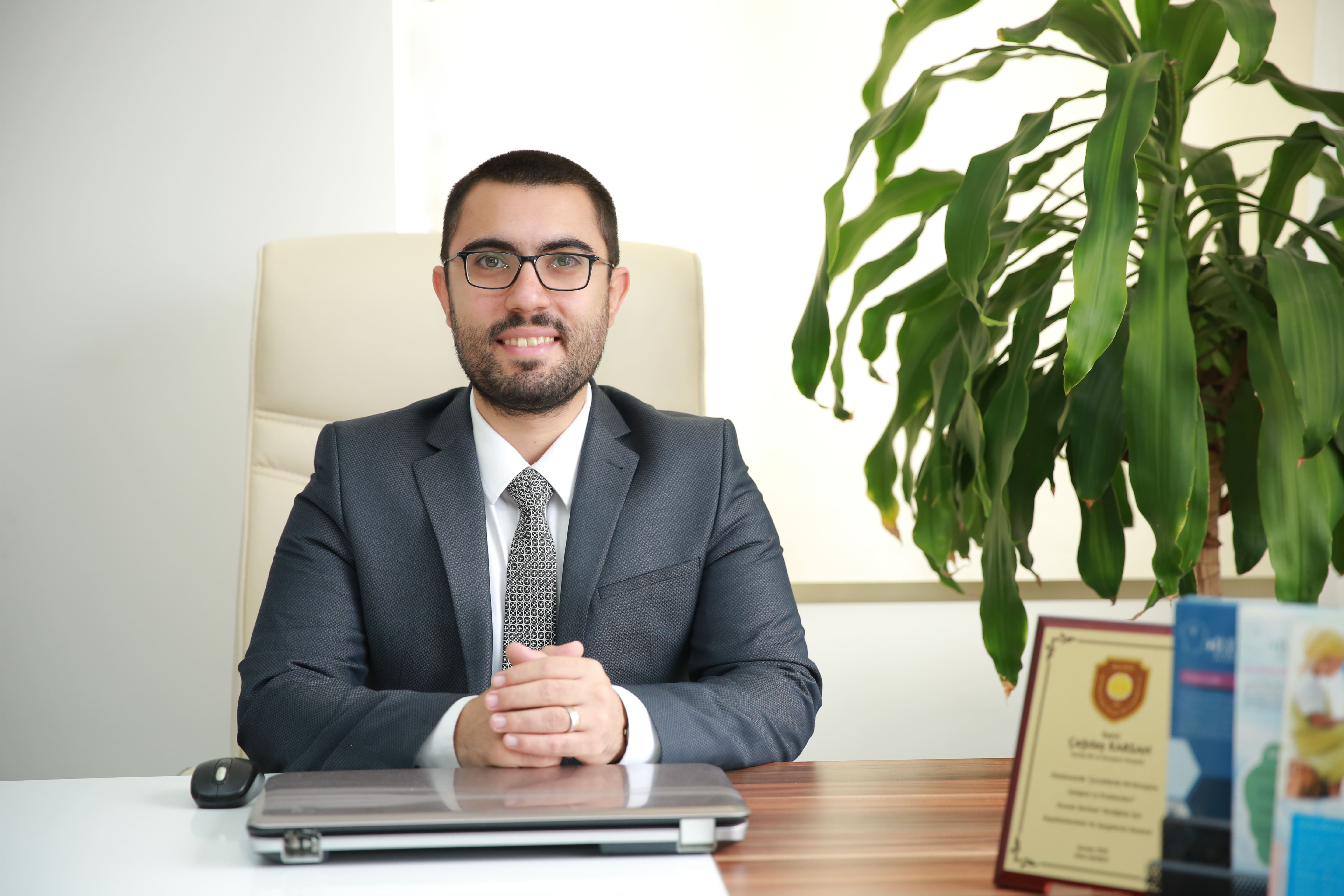 Dil ve Konuşma Terapisti Dr. Öğretim Üyesi Çağdaş Karsan çalışma odasında